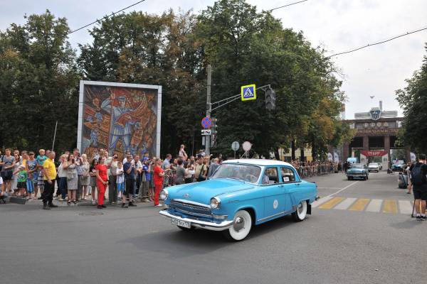 На Горьковском автозаводе прошел фестиваль классических автомобилей ГАЗ в честь 800-летия Нижнего Новгорода