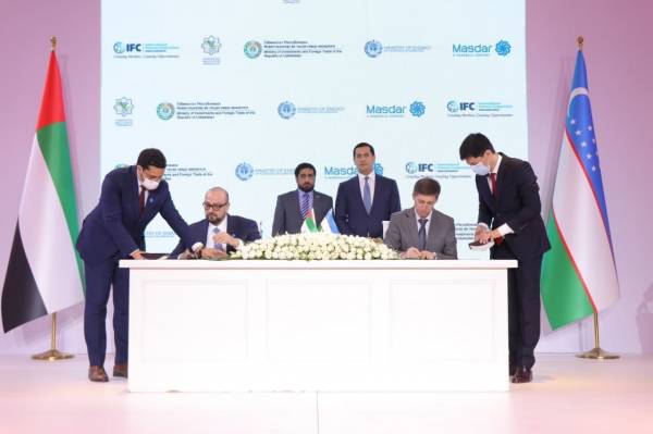 Подписаны соглашения по двум солнечным электростанциям в Узбекистане