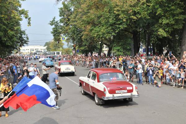 На Горьковском автозаводе прошел фестиваль классических автомобилей ГАЗ в честь 800-летия Нижнего Новгорода
